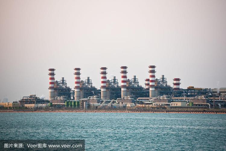 苍穹之下的钢铁森林 以天空为背景的大型炼油厂与化工生产专用设备